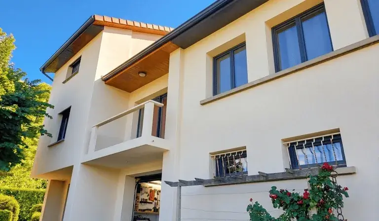 Façade avec enduit taloché
